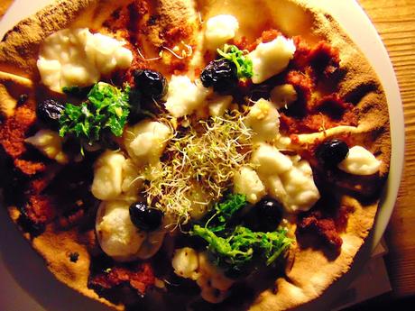 Pizza sur pita au pesto de tomates séchées, feta végétal, olives marocaines, et persillade Pizza sur pita au pesto de tomates séchées, feta végétal, olives marocaines, et persillade