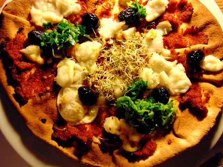 Pizza sur pita au pesto de tomates séchées, feta végétal, olives marocaines, et persillade Pizza sur pita au pesto de tomates séchées, feta végétal, olives marocaines, et persillade