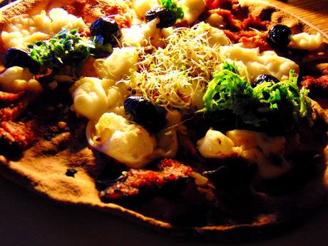 Pizza sur pita au pesto de tomates séchées, feta végétal, olives marocaines, et persillade Pizza sur pita au pesto de tomates séchées, feta végétal, olives marocaines, et persillade