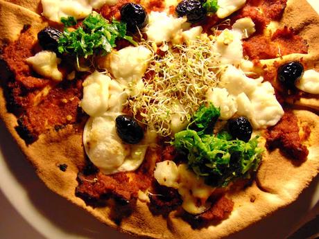 Pizza sur pita au pesto de tomates séchées,  feta végétal, olives marocaines, et persillade