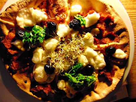 Pizza sur pita au pesto de tomates séchées, feta végétal, olives marocaines, et persillade Pizza sur pita au pesto de tomates séchées, feta végétal, olives marocaines, et persillade