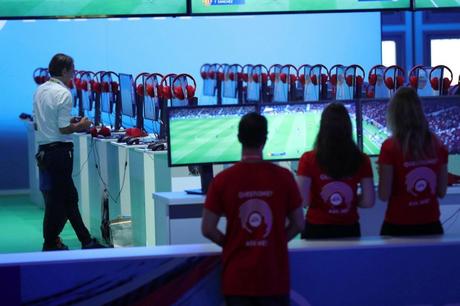 Des joueurs jouant à 'Fifa 19' lors d'un événement de l'industrie du jeu à Cologne, en Allemagne, en 2018 