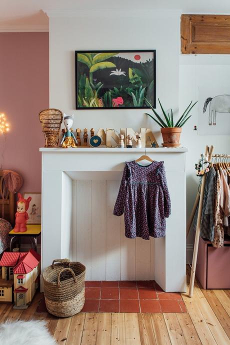 chambre avec cheminée mur rose parquet carrelage rouge terracotta bois