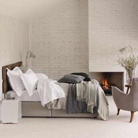 cheminée encastrée lit double fauteuil gris souris chambre lumineuse