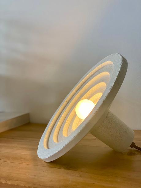 meuble éco-conçu lampe pare-brise recyclé