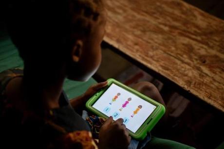 Un enfant du Malawi apprend les mathématiques sur l'appareil onetab d'un milliard de dollars