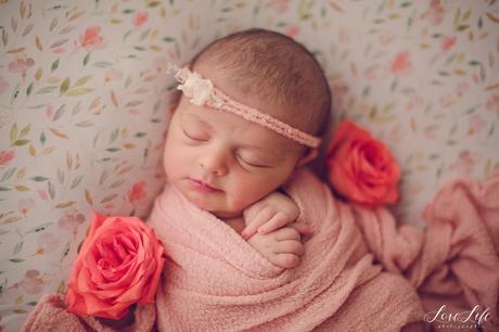 photo bébé fleurs rose