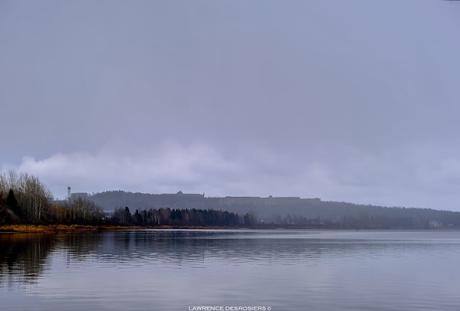 La cathédrale, le CEGEP et le Château Baie-Comeau dans la brume et au soleil à marée basse…