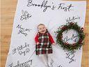 Cette couverture de jeu monogrammée sert également d'arrière-plan aux médias sociaux pour bébé tout en aidant à célébrer le temps des vacances.  Couverture Baby's First Holiday Milestone, 58 $, www.buybuybaby.ca