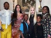 Madonna partage portrait famille sain après séance photo virale risquée