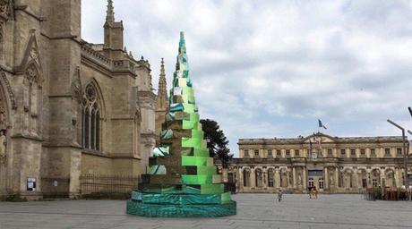 Bordeaux : un sapin de Noël en verre et acier à la place d’un « arbre mort »