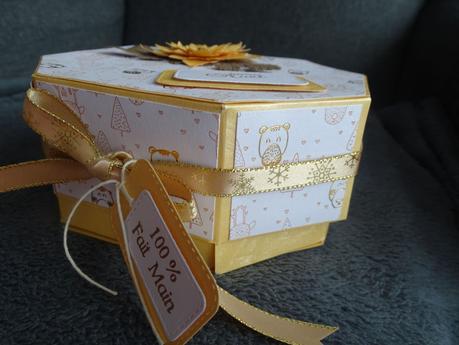 Boîte octogonale dorée .