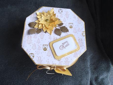 Boîte octogonale dorée .