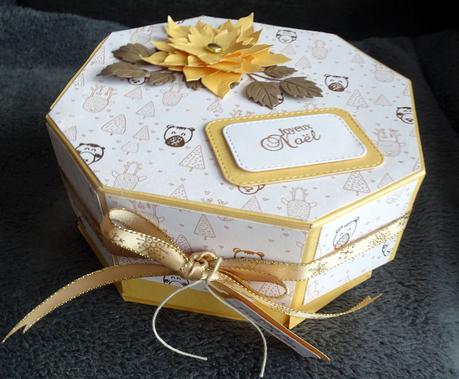 Boîte octogonale dorée .