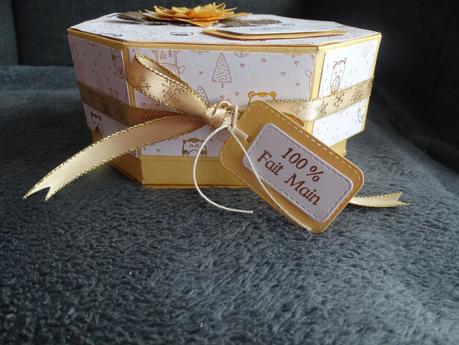 Boîte octogonale dorée .