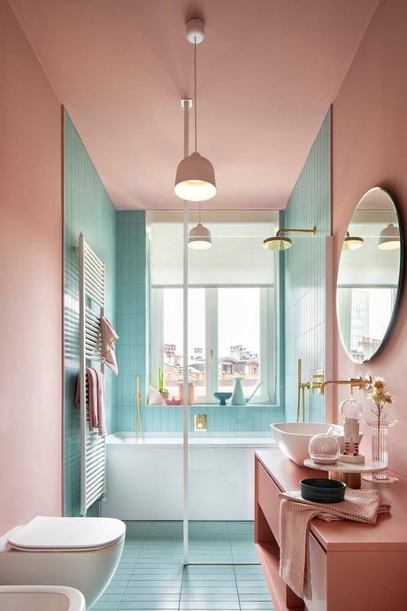 salle de bains appartement coloré pastel bleu rose