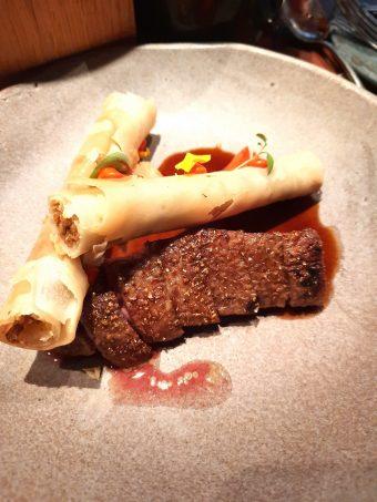 Canard rôti au miel, cuisse en papillotte.