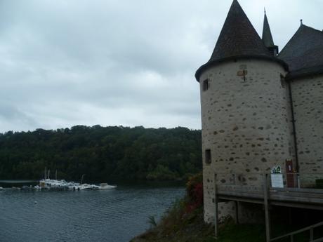 UN CHATEAU DANS LE CANTAL château,histoire,films,série télévisée,jean marais,bourvil,jean rochefort,culture