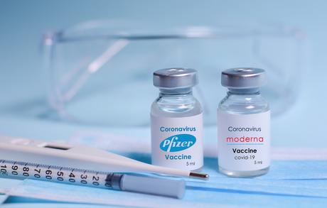 Le vaccin Moderna s'avère apporter un niveau de protection accru, notamment une réduction du risque d'infection de 21 % et un risque d'hospitalisation réduit de 41 % vs le vaccin Pfizer-BioNTech (Visuel Adobe Stock 410689075)