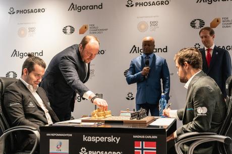 Partie n°8 du championnat du monde d'échecs 2021 : Magnus Carlsen vs Ian Nepomniachtchi