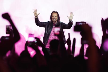 Sous l'ancien PDG de T-Mobile, John Legere, T-Mobile est devenu la deuxième plus grande entreprise de téléphonie sans fil des États-Unis - le service client de T-Mobile est en déclin