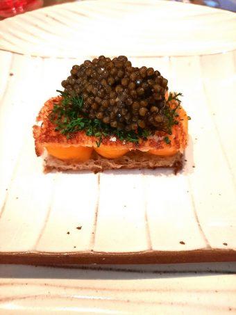Toast aux œufs caviar & braise