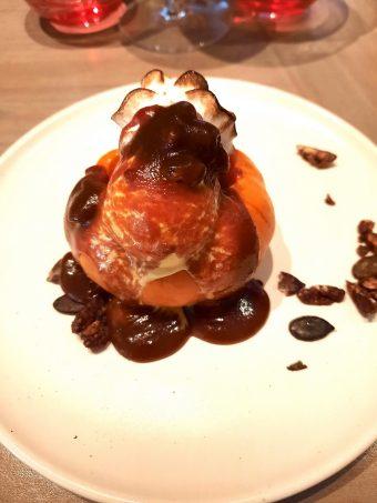 Sundae au potiron, noix de pecan, caramel. Sundae au potiron, noix de pecan, caramel.