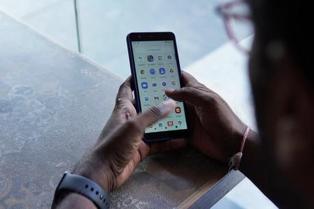 Homme utilisant le JioPhone Next.