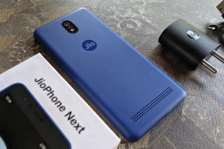 Le JioPhone Next à côté de sa boîte de vente au détail et de son chargeur.