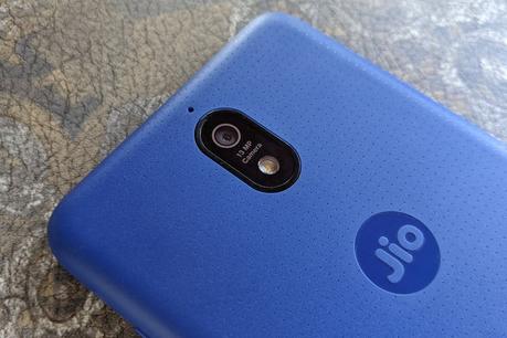 Le panneau arrière du JioPhone Next avec un gros plan de son réseau de caméras.