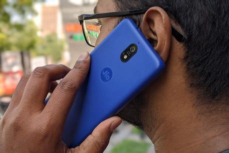 Une personne faisant un tout sur le JioPhone Next