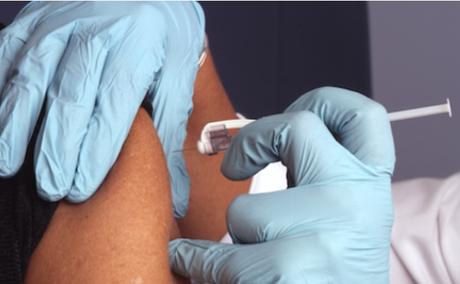 En mobilisant plusieurs parties du système immunitaire, cet adjuvant « universel » combiné, saponine/ agoniste de TLR pourrait considérablement accroître la capacité de protection des vaccins (Visuel NCI) En mobilisant plusieurs parties du système immunitaire, cet adjuvant « universel » combiné, saponine/ agoniste de TLR pourrait considérablement accroître la capacité de protection des vaccins (Visuel NCI)