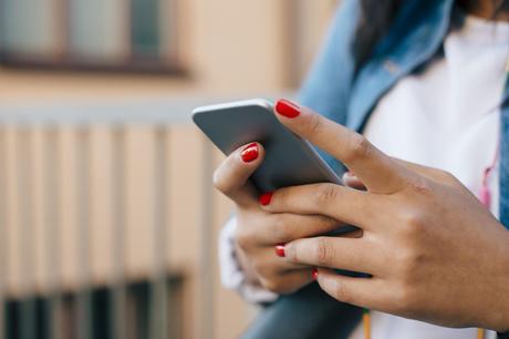 7 trucs et astuces pour vous aider à augmenter votre faible signal téléphonique mains de femme tenant un téléphone portable