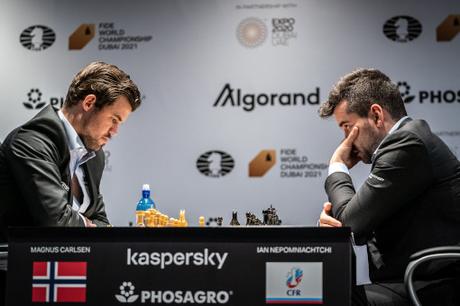 Carlsen proche du titre de champion du monde d'échecs après sa nulle dans la partie 10