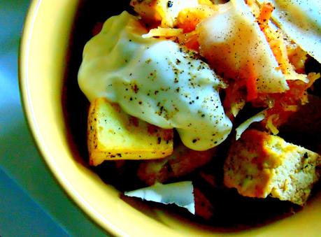 Poutine au kimchi et au tofu fumé aux épices à steak Poutine au kimchi et au tofu fumé aux épices à steak