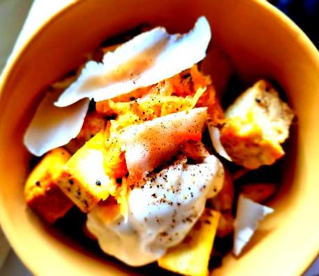 Poutine au kimchi et au tofu fumé aux épices à steak Poutine au kimchi et au tofu fumé aux épices à steak