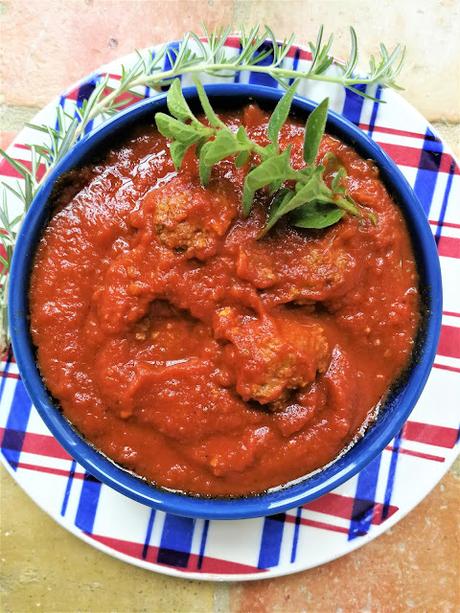 Sauce tomate aux boulettes