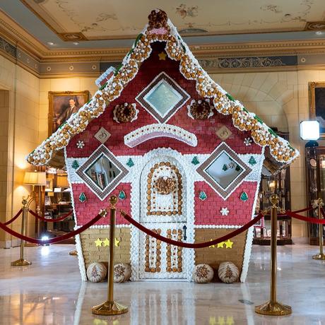 Cet hôtel installe une maison en pain d’épices de 3 mètres de haut Cet hôtel installe une maison en pain d’épices de 3 mètres de haut