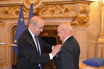 François Loncle fait chevalier de la Légion d'honneur par Jean-Yves Le Drian