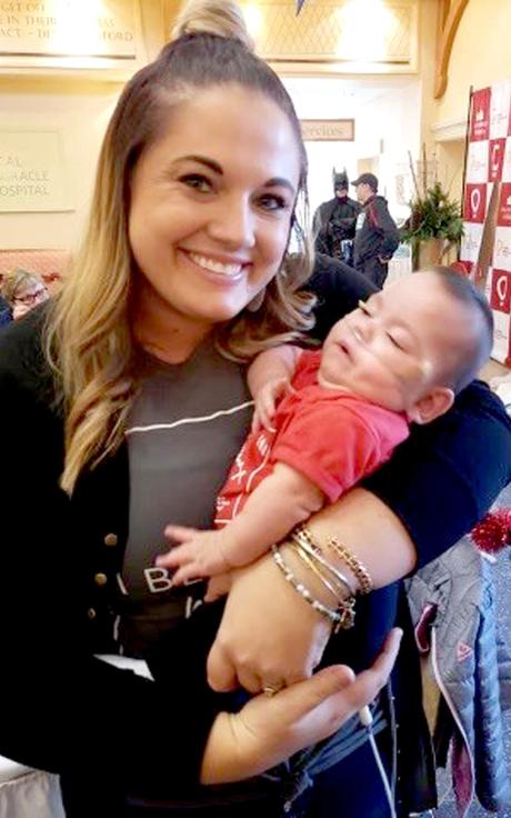 Sanford Health RN Erin Sanderson détient Braelynn Tracy, un bébé de Sheldon, Iowa, qui est né à seulement 23 semaines en 2019 et ne pesait que 11 onces à la naissance.  spécial au globe