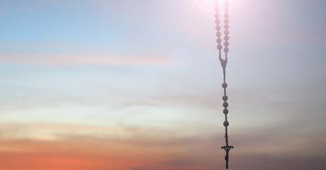 Là j’ai senti que je devais prier le chapelet