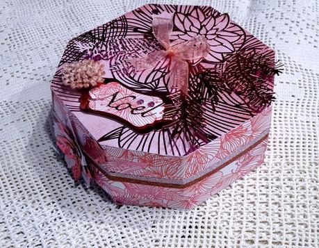 Boîte octogonale rose .