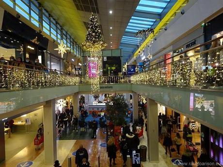 Gabriel Attal reçoit sa 3e dose au centre commercial de Vélizy 2 le 11 décembre 2021