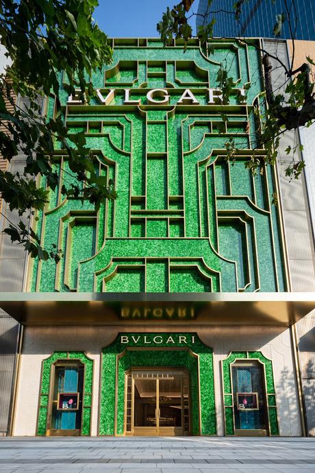 Une façade Bulgari composée de bouteilles de Champagne recyclées