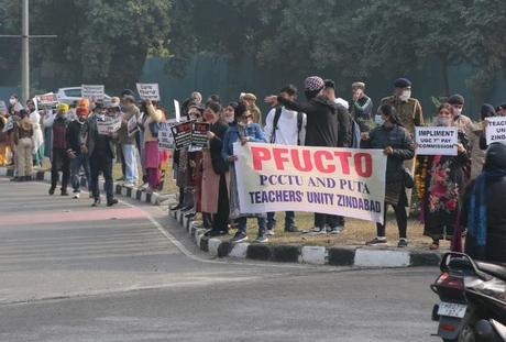 Guru memprotes di Matka Chowk.
