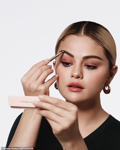 Guérison: la hitmaker de Good For You s'est ensuite qualifiée de «victime» de vouloir modifier son visage à cause des tendances de la beauté, révélant que la création de sa ligne de maquillage Rare Beauty vieille d'un an pour encourager les autres à «s'embrasser» pour qui ils sont vraiment