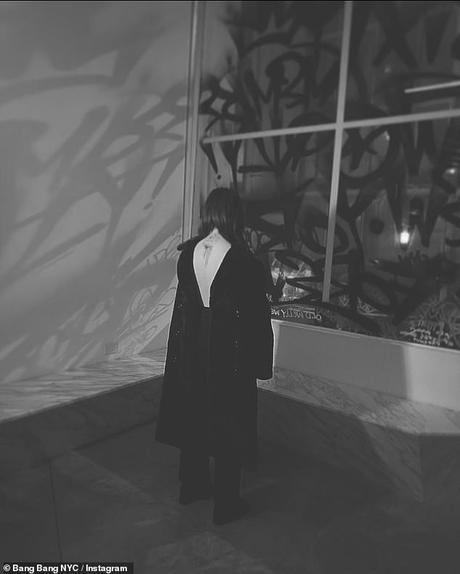 Dévoilement: dans un instantané maintenant supprimé partagé par Bang Bang Tattoo, l'actrice/chanteuse de 29 ans a obtenu une pièce de blackwork frappante encrée sur le haut du dos