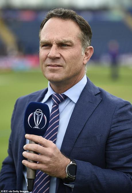 Manly, Sydney: le grand joueur de cricket australien Michael Slater est accusé d’avoir enfreint une ordonnance d’interdiction Le grand cricket australien d'essai Michael Slater (photo) a été arrêté pour un prétendu incident de harcèlement criminel domestique en octobre