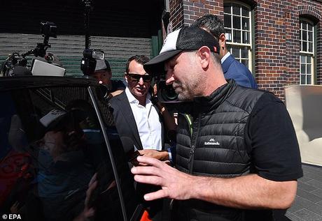 Manly, Sydney: le grand joueur de cricket australien Michael Slater est accusé d’avoir enfreint une ordonnance d’interdiction L'avocat de Michael Slater a déposé une demande d'inculpation en vertu de l'article 14 de la loi sur la santé mentale en novembre (photo, Slater quitte le tribunal le 20 octobre)