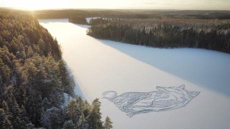 Finlande : un artiste dessine un renard géant sur un lac gelé